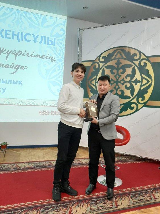 "Қара өлең - жүйрігімсің жалың майда"